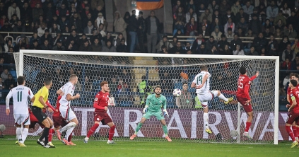 Siker Jerevánban, dráma Budapesten